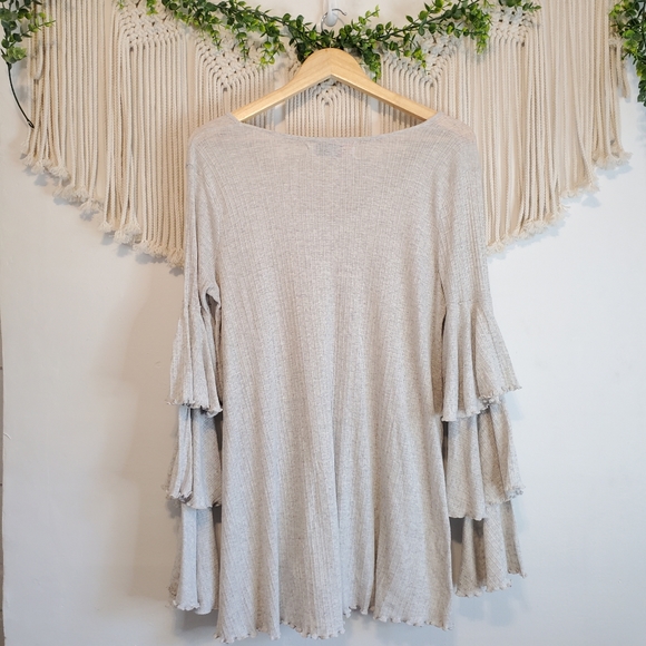 FREE PEOPLE BEACH Gray Long Ruffle Tiered Sleeve Oversized Knit Top sz M - Picture 6 of 7